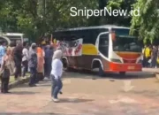 Mahasiswa UI Diberangkatkan dengan Bus untuk Ikut Aksi Demonstrasi