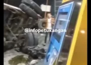 Truk Tronton Alami Rem Blong, Hantam Gerbang Tol Ciawi