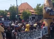 Aksi Damai di Pemalang: Massa Dorong Patung Tikus Raksasa, Suarakan Isu Guru dan Rob