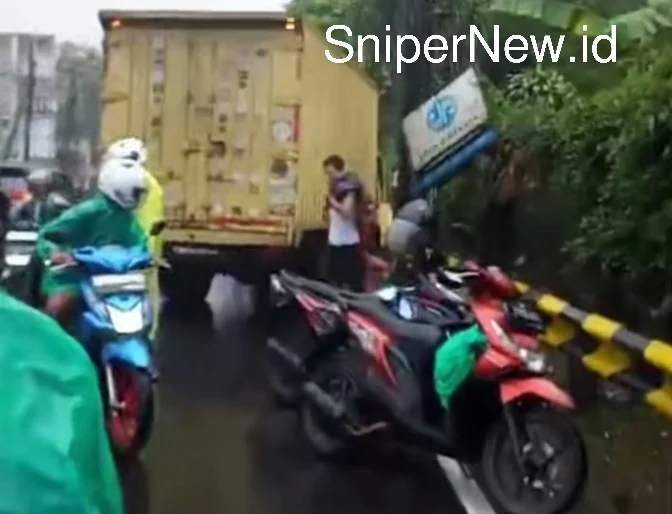 Rem Blong di Tanjakan Selarong: Mobil Box Tabrak Pemotor, Jalur Puncak Sempat Gempar Screenshot_20250905-213157_1