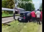 Dentuman Keras di Rel Kereta Pariaman: Minibus Brio Tertabrak KA, Warga Berhamburan Selamatkan Korban