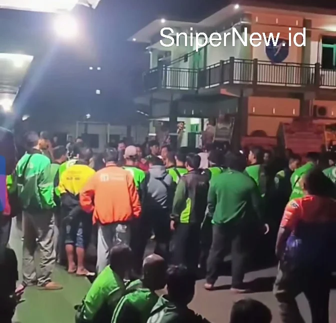 Ojol Kepung Markas Pomdam XI Tanjungpura, Tuntut Keadilan untuk Rekan Seprofesi Screenshot_20250920-212707_1