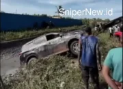 Mobil Terbalik Masuk Drainase di Merauke, Evakuasi Dramatis dengan Crane