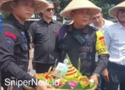 Polisi Bagikan Nasi Tumpeng Saat Aksi Petani di Hari Tani Nasional