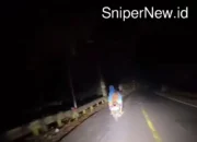 sepasang orang tua lanjut usia tengah mengendarai sepeda motor