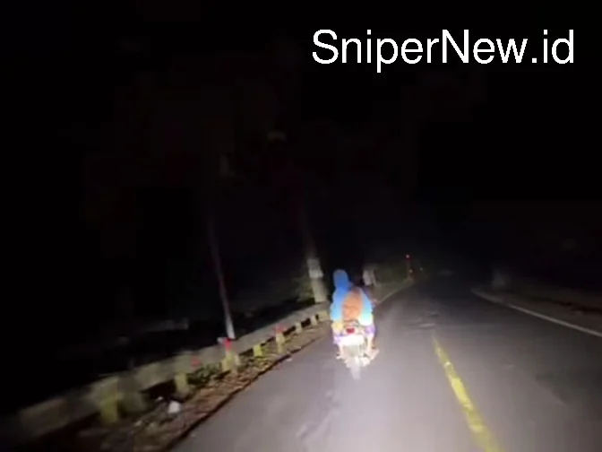 sepasang orang tua lanjut usia tengah mengendarai sepeda motor Screenshot_20250926-183135_1