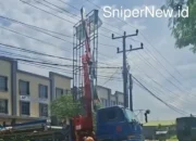 Truk Crane Sangkut Kabel Listrik Tegangan Tinggi Saat Pindahkan Rangka Baliho di Batam!