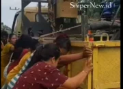 Emak-Emak Kompak Dorong Mobil PLN Terjebak Lumpur di Aceh Tamiang