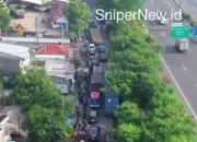 Truk Tangki Tumpahkan Minyak Mentah di Cakung, Jalan Licin dan Pengendara Tergelincir