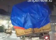 Truk Sampah Bermuatan Miring Resahkan Pengguna Jalan di Sawangan Permai