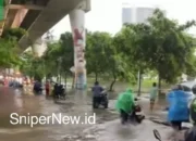 Banjir Rendam Jalan Pangeran Antasari, Pemotor Terpaksa Tuntun Kendaraan