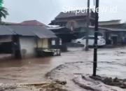 Hujan Deras Sebabkan Banjir di Warung Peteyu Garut