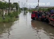 Warga Semarang “Gandulan Truk” Demi Sesuap Nasi di Tengah Lautan Terboyo