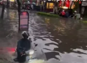 Banjir Parah Lumpuhkan Kemang, Kendaraan Terjebak Genangan