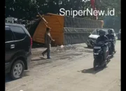 Truk Kontainer Bermuatan Air Mineral Terguling di Jalan Raya Bandung–Garut