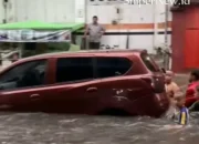 Bocah-Bocah di Tegal Parang Ramai-Ramai Dorong Mobil Terjebak Banjir