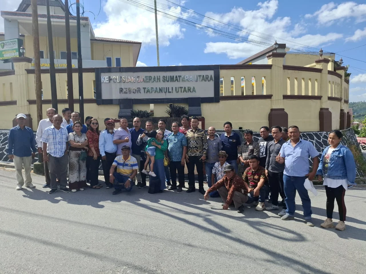 Pomparan Raja Sonakmalela Apresiasi Polres Taput atas Penahanan Tersangka Kasus Pelecehan Anak IMG-20251114-WA0425(2)