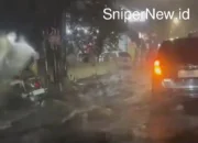 Hujan Deras Guyur Padalarang, Banjir Seret Pembatas Jalan di Depan Borma