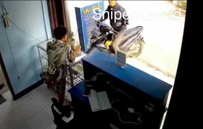 Viral! Modus Baru Isi Saldo Lalu Kabur, Terekam CCTV di Konter Ponsel Screenshot_20251103-010807_2