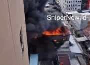 Kebakaran Hebat di Jelambar, Petugas Berjuang Padamkan Api!!