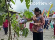 Ibu Gubernur Malut Antusias Belajar Buka Kenari di Makian Barat