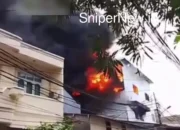 Kebakaran Hebat Landa Jelambar, Petugas Damkar Gerak Cepat Padamkan Api
