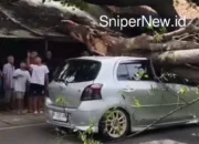 Tumbang di Rempoa: Mobil Ringsek, Lalu Lintas Sempat Macet