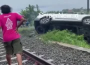 Mobil Terseret Batara Kresna di Perlintasan Tanpa Palang