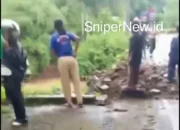 Truk Box Terjun ke Sungai Cimuntur Saat Hujan Deras