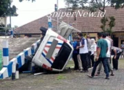 Waduh! Mobil Uji SIM Terguling di Singosari, Peserta Ujian Selamat