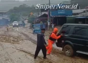 Air Mulai Surut di Simpang Tugu Ikan, Warga Harapkan Kabar Keluarga