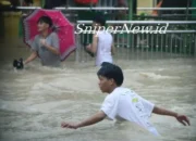 Banjir Meningkat Cepat di Klambir V, Warga Berjuang Selamatkan Diri