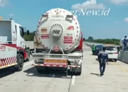Truk Pengangkut LPG Terobos Genangan Banjir di Tol Medan