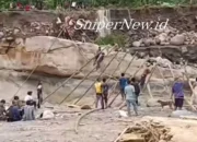 Warga Dua Desa Bangun Jembatan Darurat demi Sampaikan Kabar