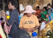 Nawaripi Bangun SDM OAP Lewat Anyaman & Lomba Renang Tradisional