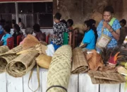 Nawaripi Bangun SDM OAP Lewat Anyaman & Lomba Renang Tradisional