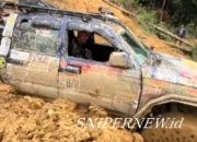 Jalan Putus, Relawan Bertaruh Nyawa Demi Bantuan