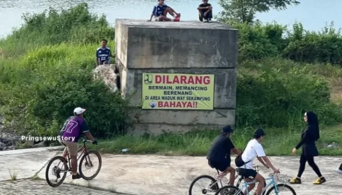 Aktivitas Warga Abaikan Larangan Bendungan Way Sekampung
