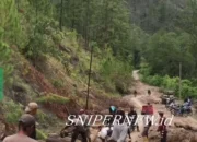 Gotong Royong Warga Pulihkan Jalan Nasional Pasc longsor