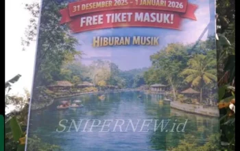 Spanduk pembukaan Wisata Ubalan di Desa Jarak, Plosoklaten, Kabupaten Kediri, dengan informasi tiket masuk gratis dan hiburan musik.