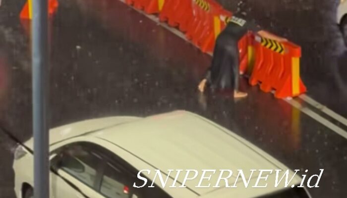 Aksi Warga di Jalan Tunjungan Saat Hujan Deras Viral di Media Sosial