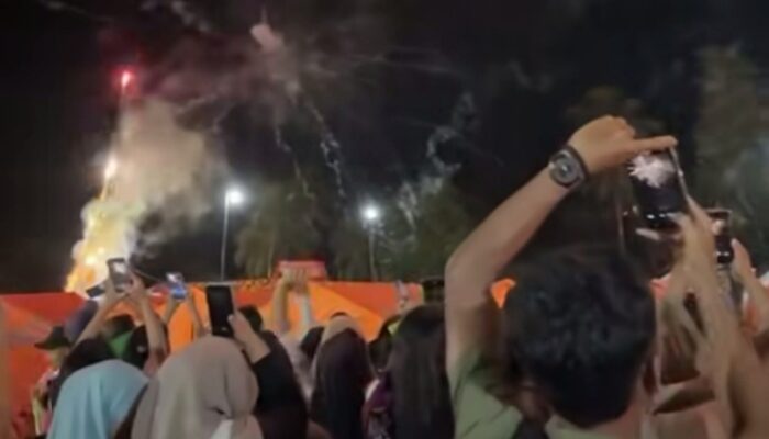 Kembang Api Terangi Pengungsian, Warga Tapteng Sambut 2026