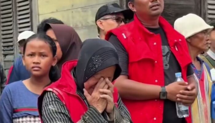 Risma Turun ke Lumpur, Air Mata Warga Pecah