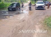 Jalan Depan Kantor Pemda Pesawaran Rusak Parah, Warga Sebut Bak Kubangan Kerbau