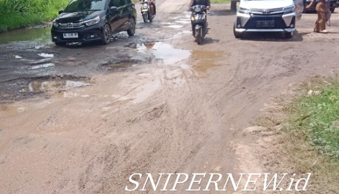 Jalan Depan Kantor Pemda Pesawaran Rusak Parah, Warga Sebut Bak Kubangan Kerbau