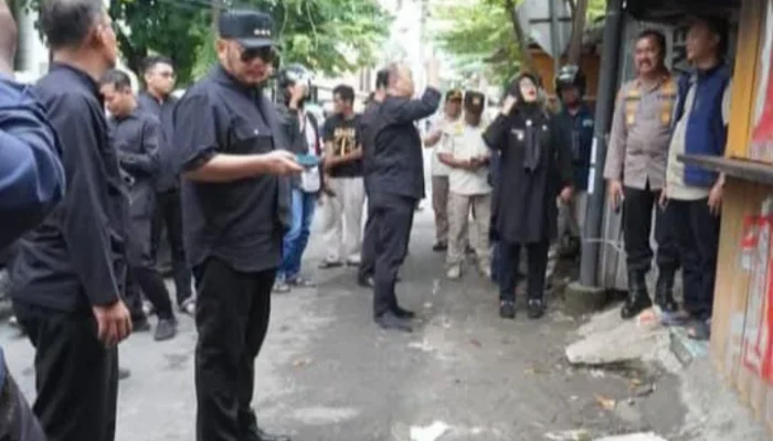 Razia Gabungan Tertibkan Warung Diduga Jual Obat Ilegal